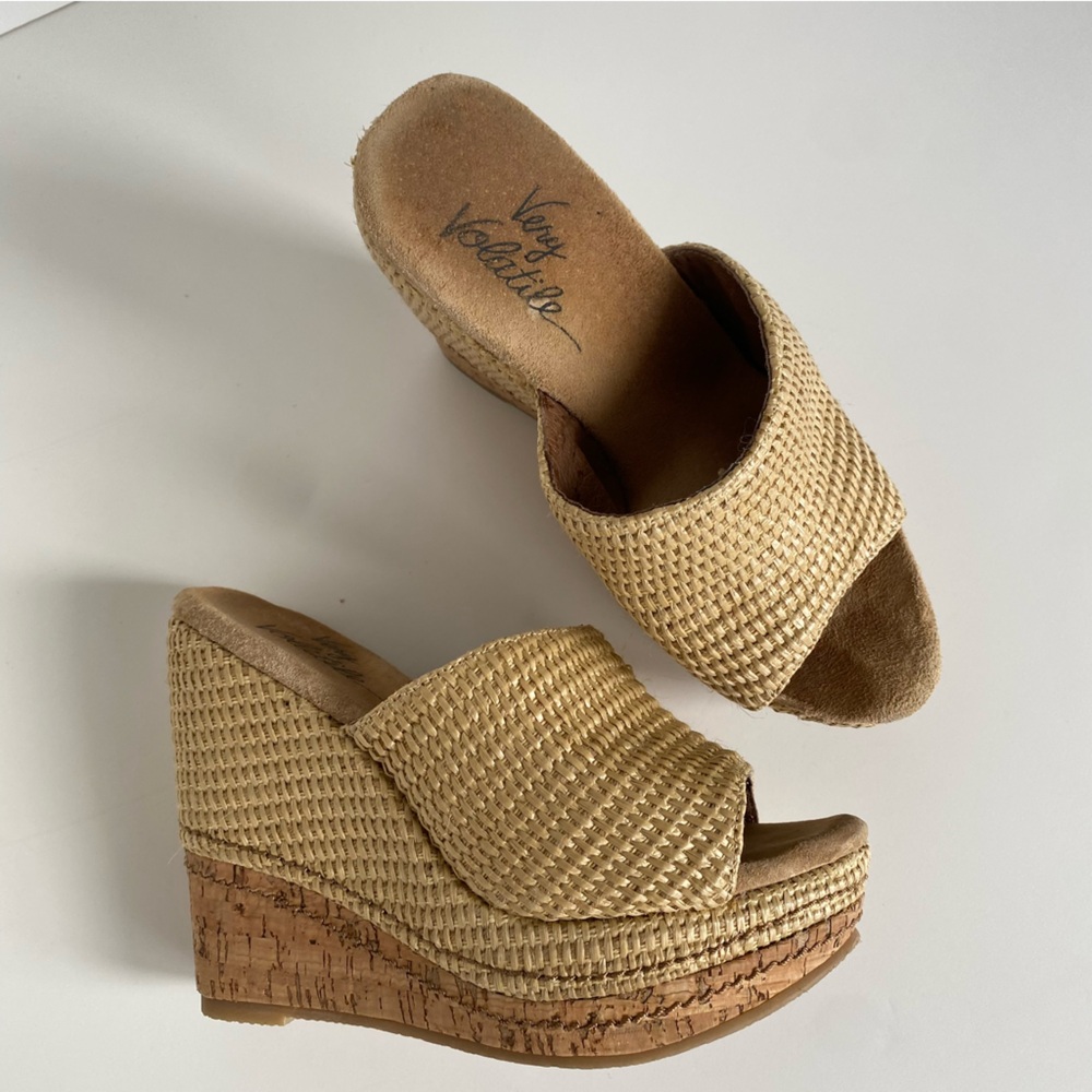 🌻Very Volatile Tan Wedge Woman’s Shoes size 6 with Natural Textures
